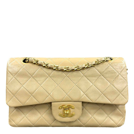 CHANEL<br> Matelassé-Schultertasche mit doppelter Klappe und Kette