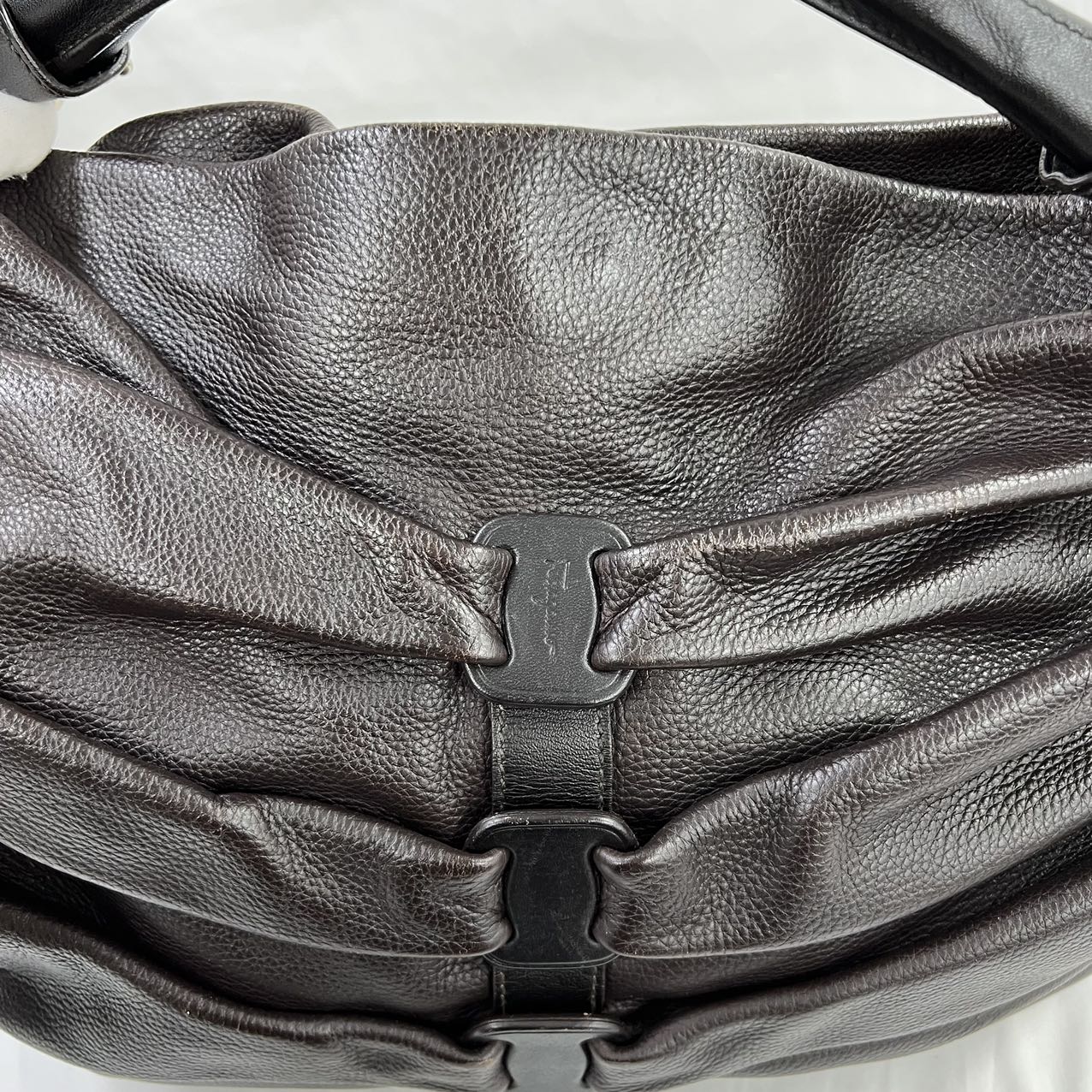 FERRAGAMO<br> Ledertasche Dunkelbraun