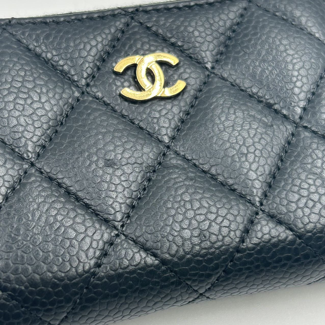 CHANEL<br> Kleines Portemonnaie aus Kaviarleder mit Rundum-Reißverschluss