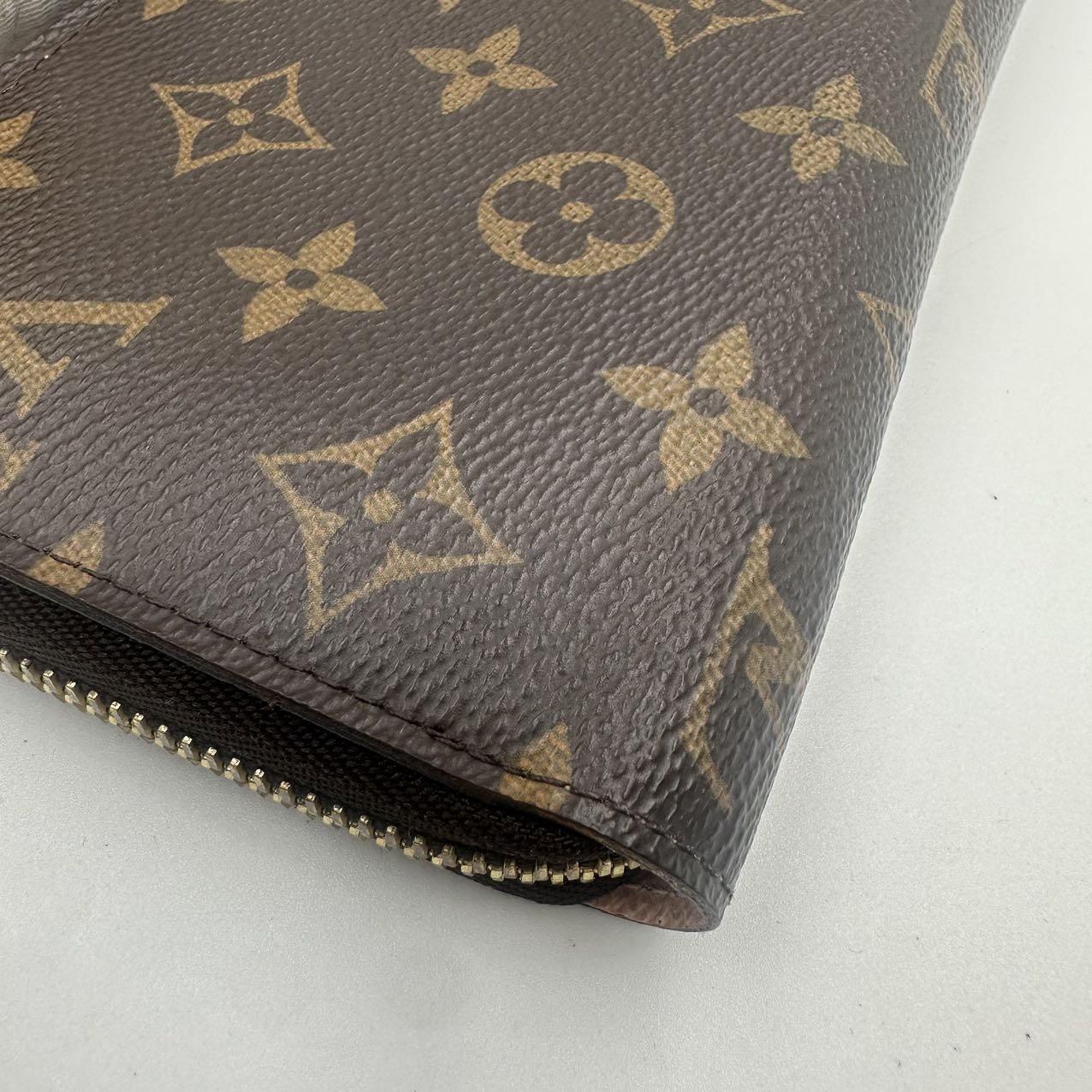 LOUIS VUITTON<br> Portemonnaie mit Reißverschluss und Monogramm