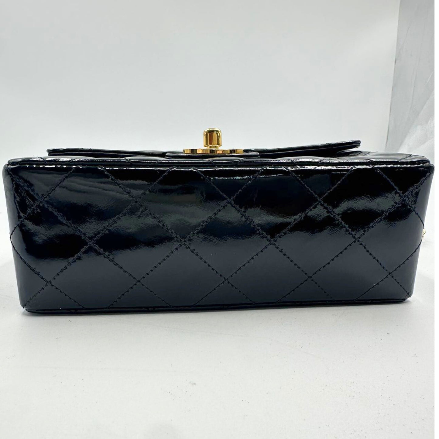 CHANEL<br> Matelassé Mini-Schultertasche mit Kette