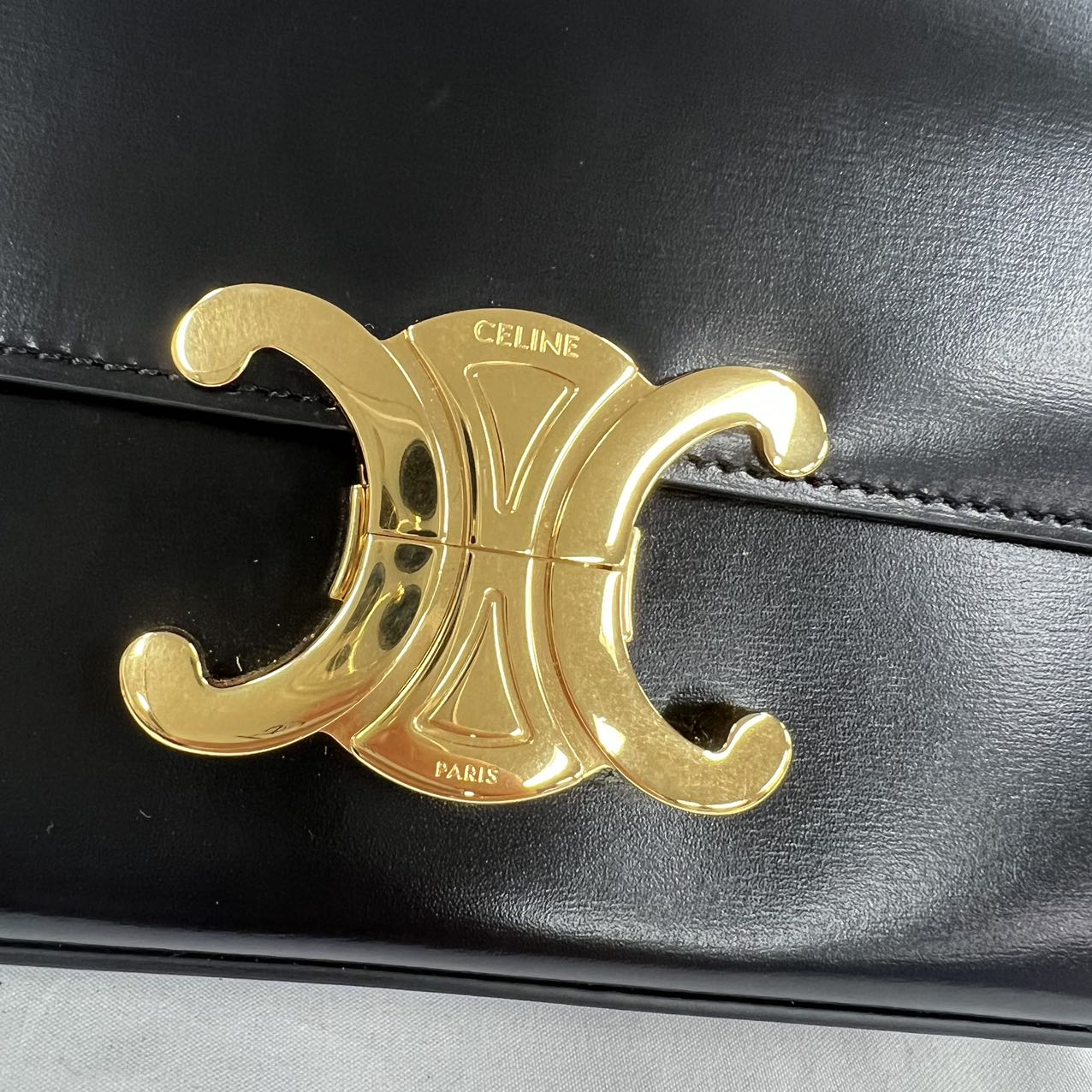 CELINE<br> Triomphe Schultertasche mit Kette