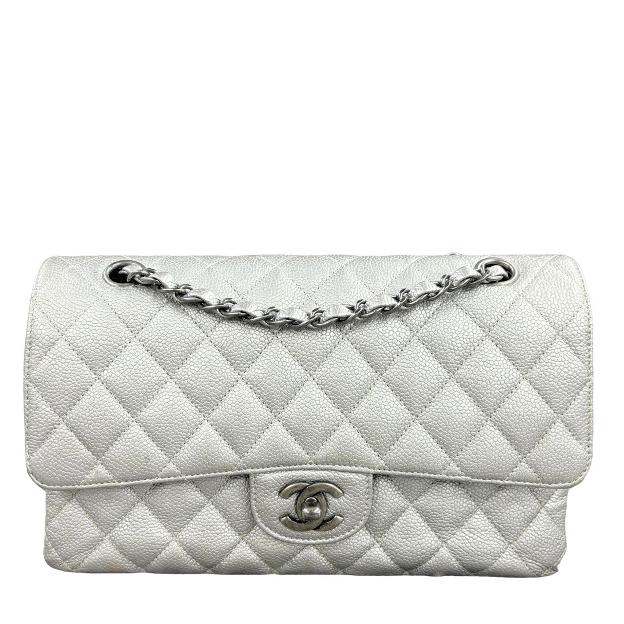 CHANEL<br> Matelassé-Schultertasche mit doppelter Klappe und Kette