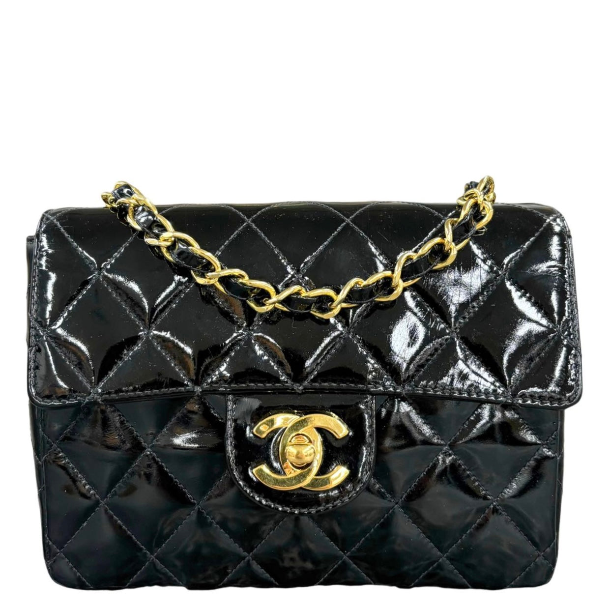 CHANEL<br> Mini-Schultertasche aus Matelassé-Lackkalbsleder mit Kette