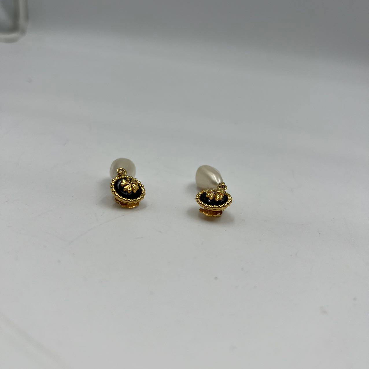 CHANEL<br>CoCo Mark Pearl Earrings