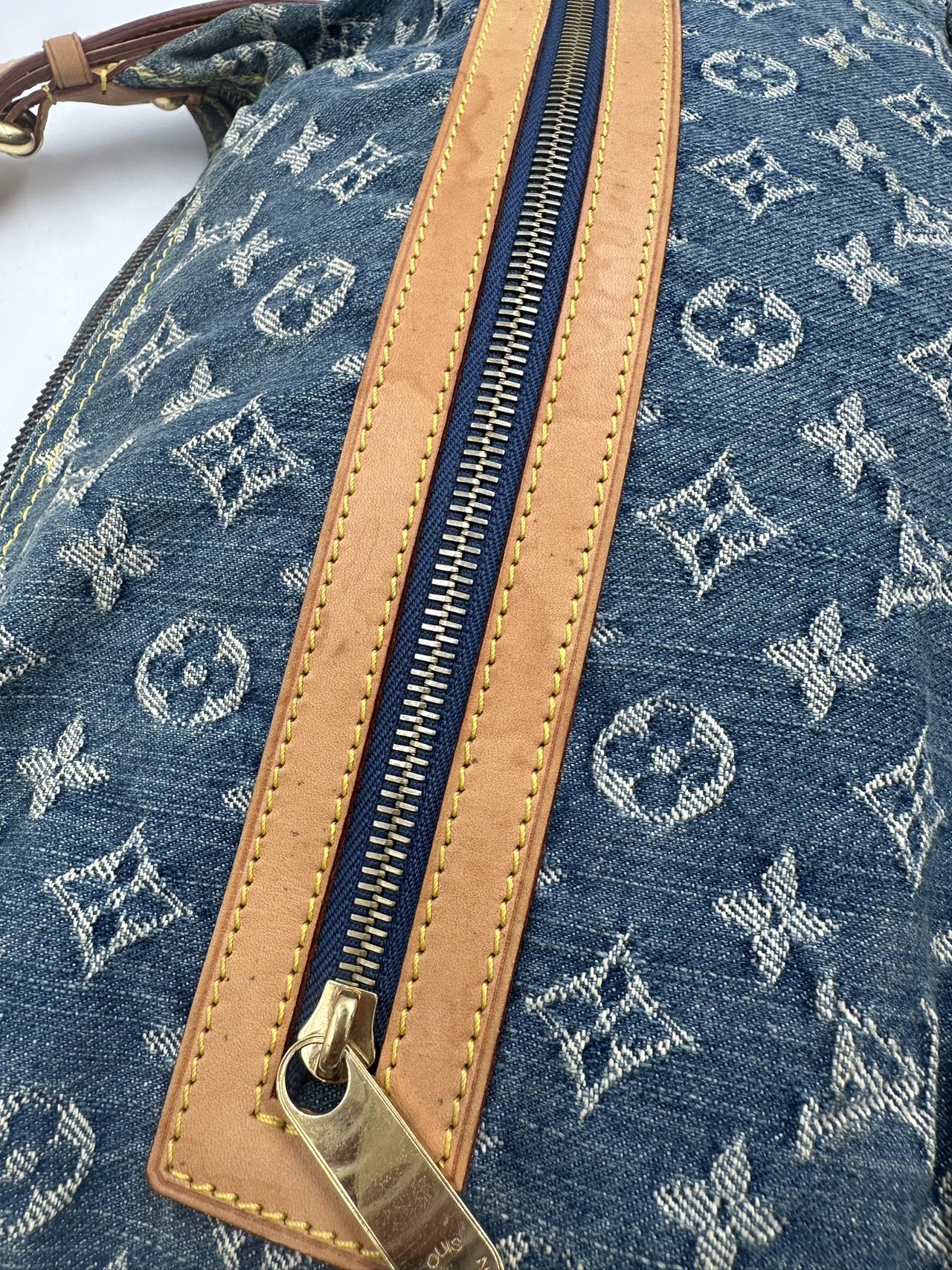 LOUIS VUITTON<br> Baggy GM-Tasche aus Denim mit langem Riemen und Monogramm