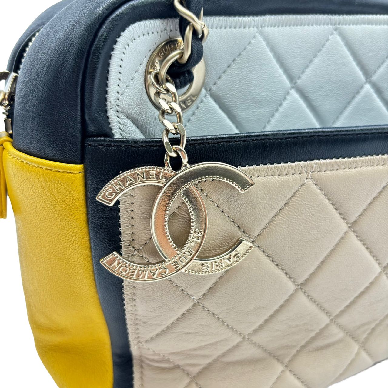 CHANEL<br> Schultertasche mit grafischem Muster für die Kamera