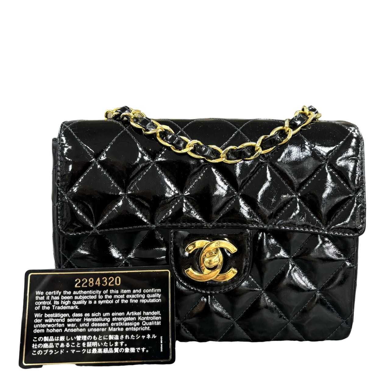 CHANEL<br> Mini-Schultertasche aus Matelassé-Lackkalbsleder mit Kette