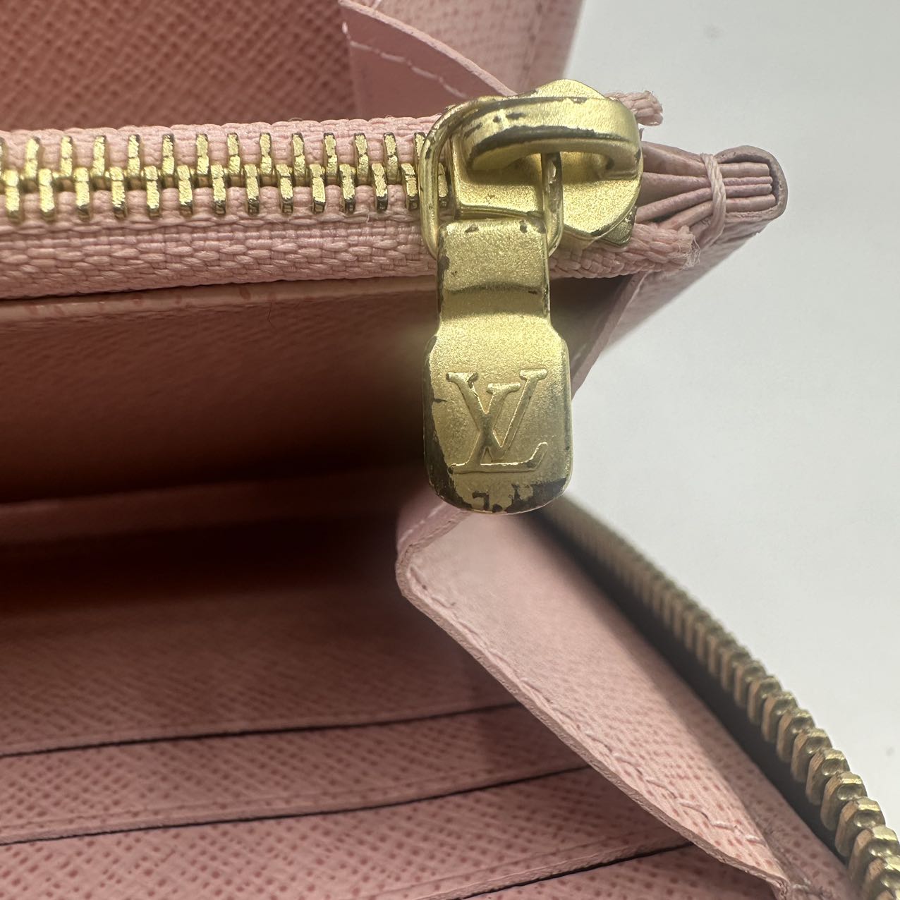 LOUIS VUITTON<br> Portemonnaie mit Reißverschluss und Monogramm