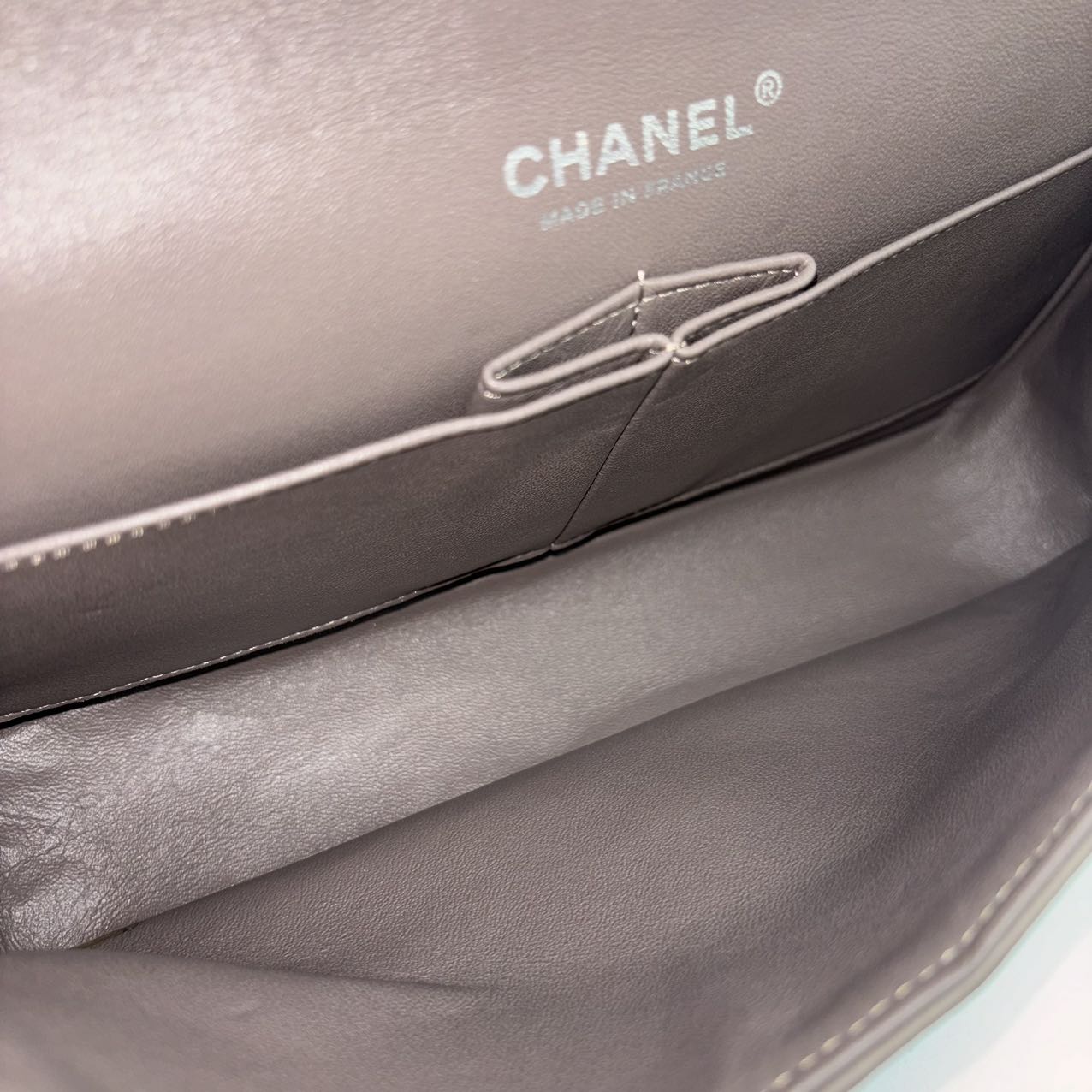 CHANEL<br> Sac à bandoulière en cuir verni à double rabat avec chaîne