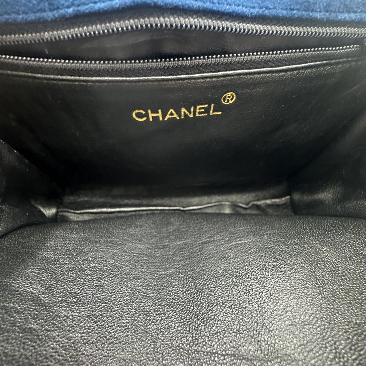 CHANEL<br> Schultertasche aus Matelassé-Wildleder mit Kette