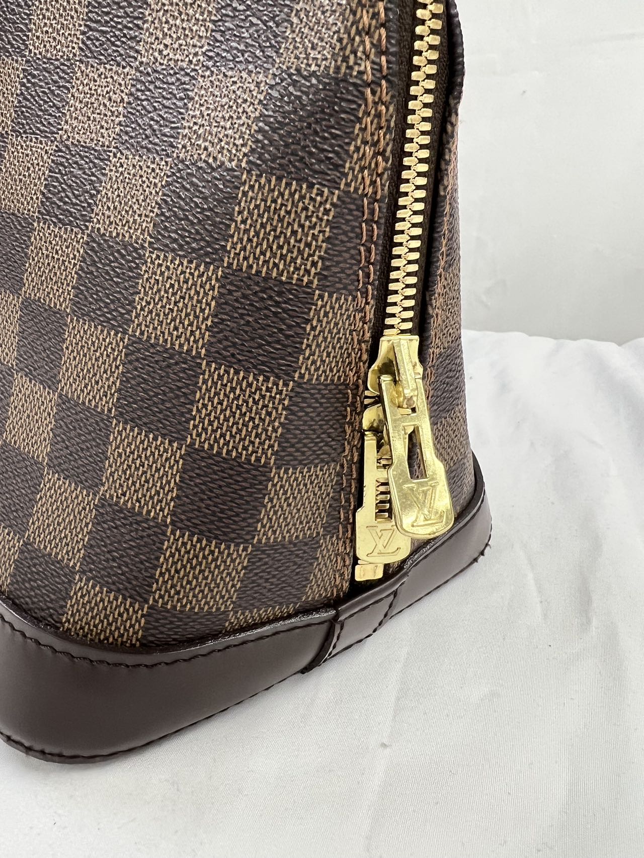 LOUIS VUITTON<br>Arma Ebene Damier Bag