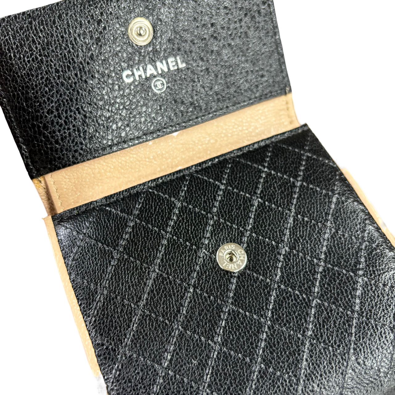 CHANEL<br> Portefeuille à trois volets CC en cuir matelassé