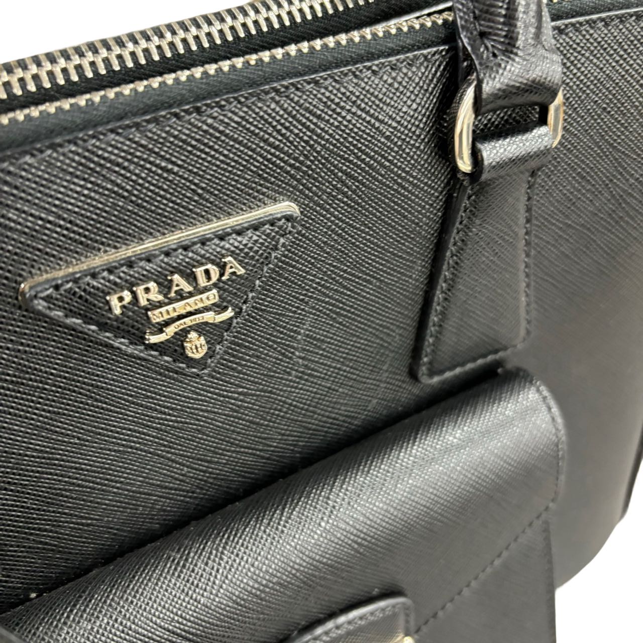 PRADA<br> Sac 2 voies en cuir Saffiano avec poche avant