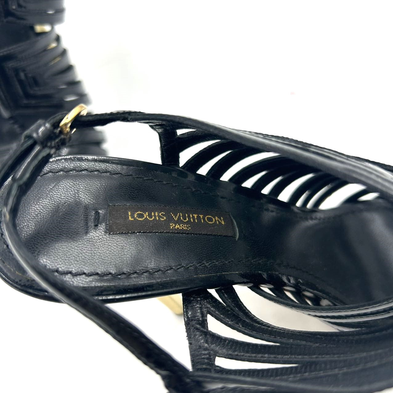 LOUIS VUITTON<br> Riemchensandalen aus Lackleder