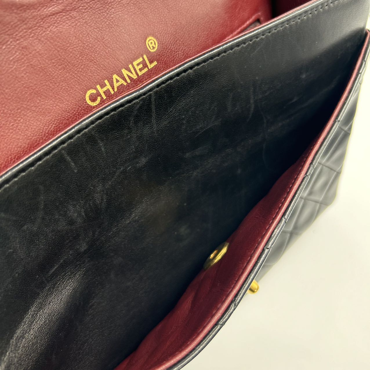 CHANEL<br> Schultertasche aus Matelassé mit doppelter Klappe und Kette