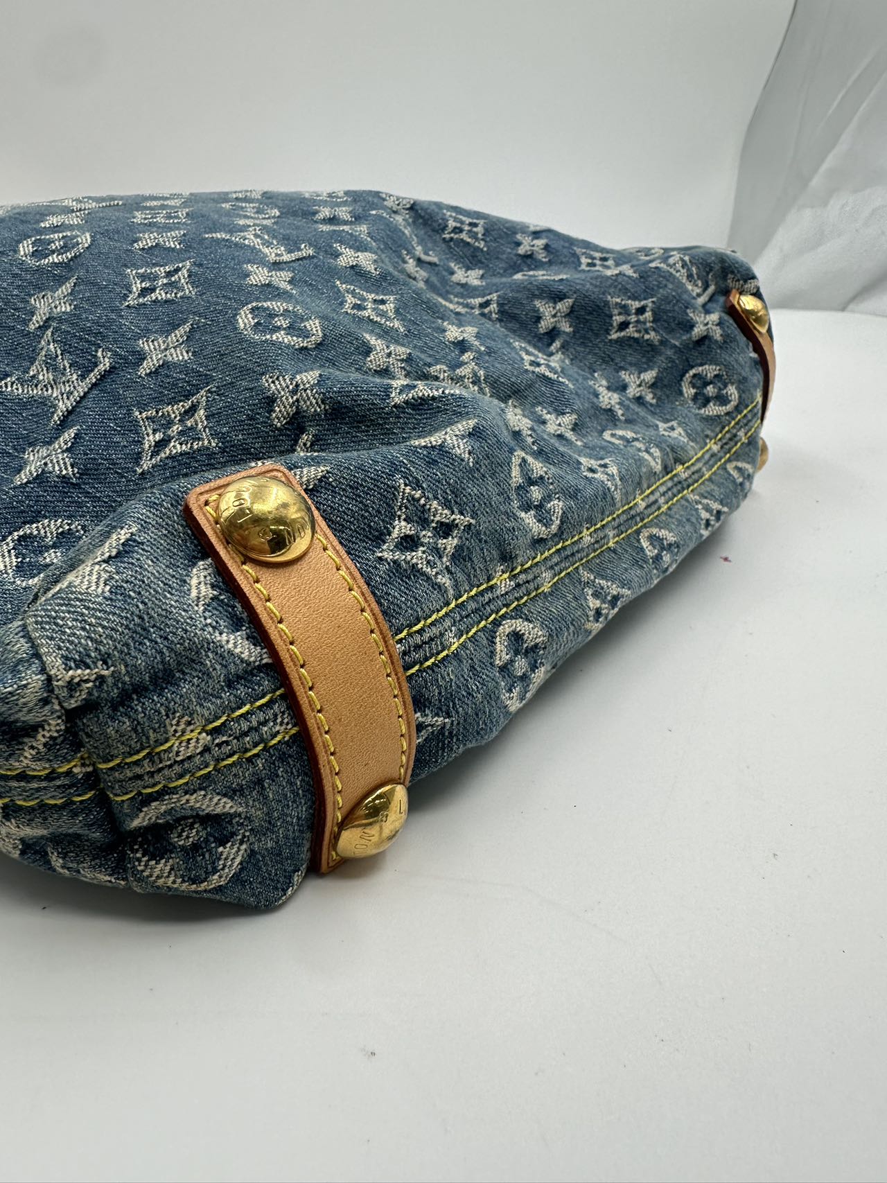 LOUIS VUITTON<br> Baggy GM-Tasche aus Denim mit langem Riemen und Monogramm