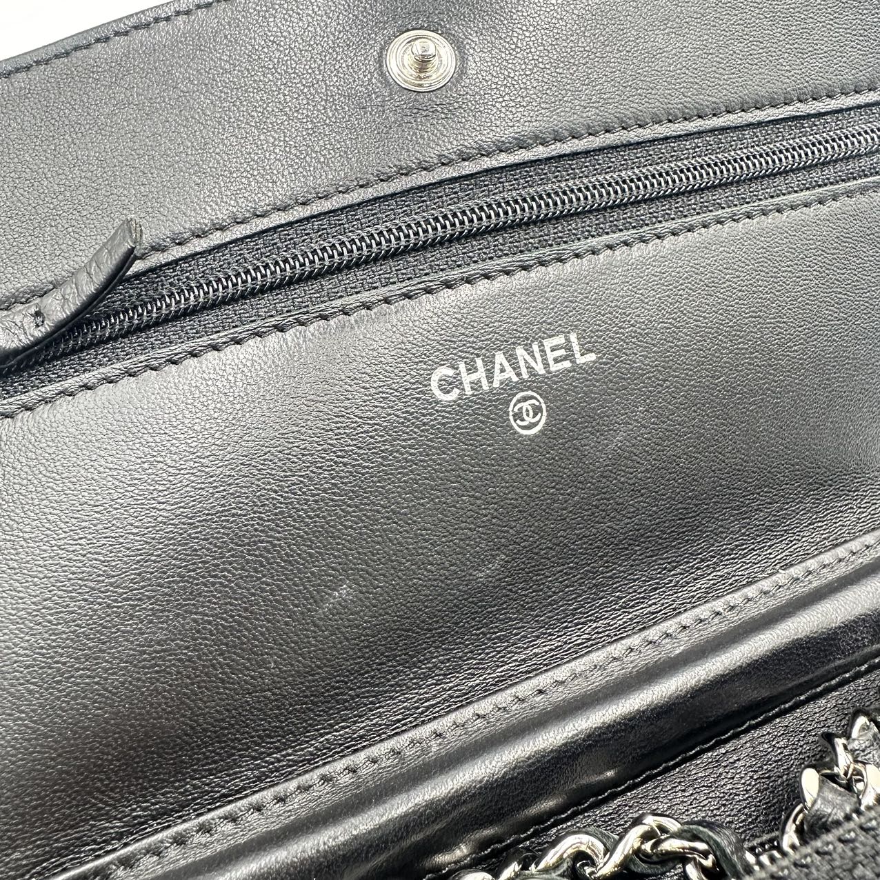 CHANEL<br> Matelassé-Geldbörse mit Kette 18