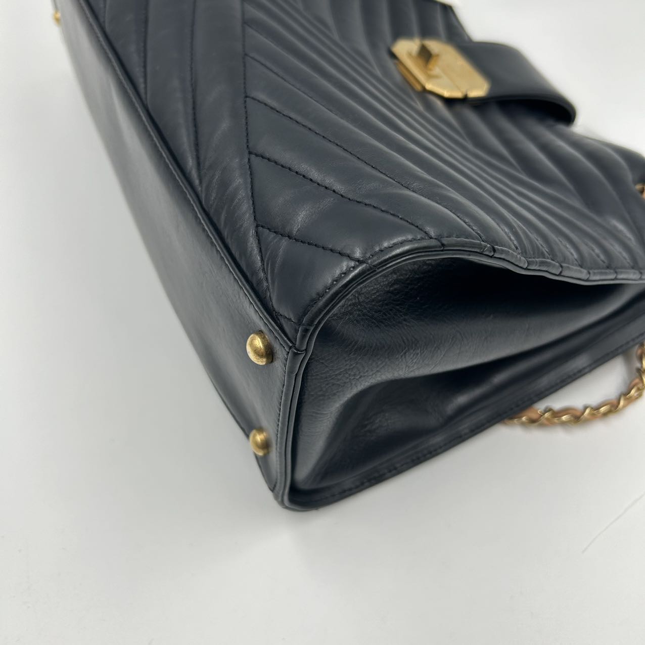 CHANEL<br> Schultertasche aus Lammleder mit Kette