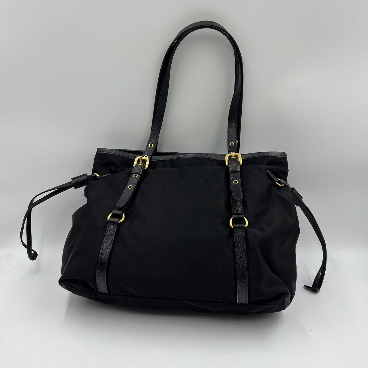 PRADA<br> Tragetasche aus Nylon in Schwarz