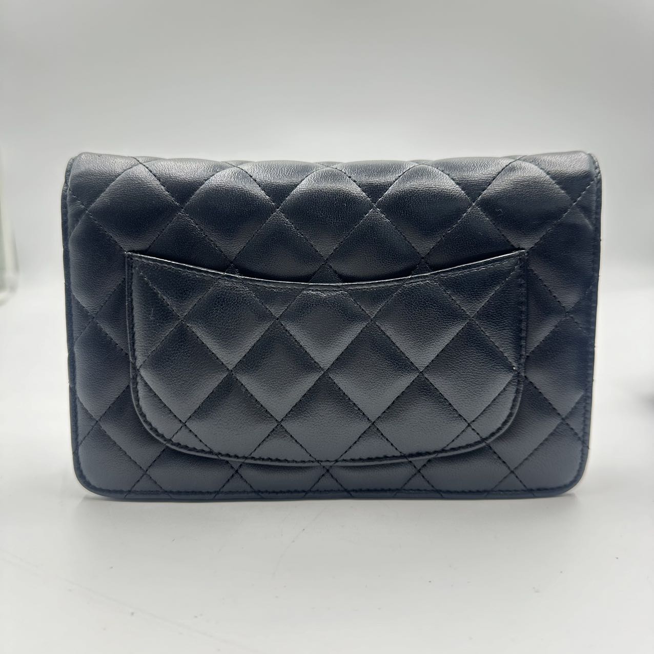 CHANEL<br> Matelassé-Geldbörse mit Kette 18