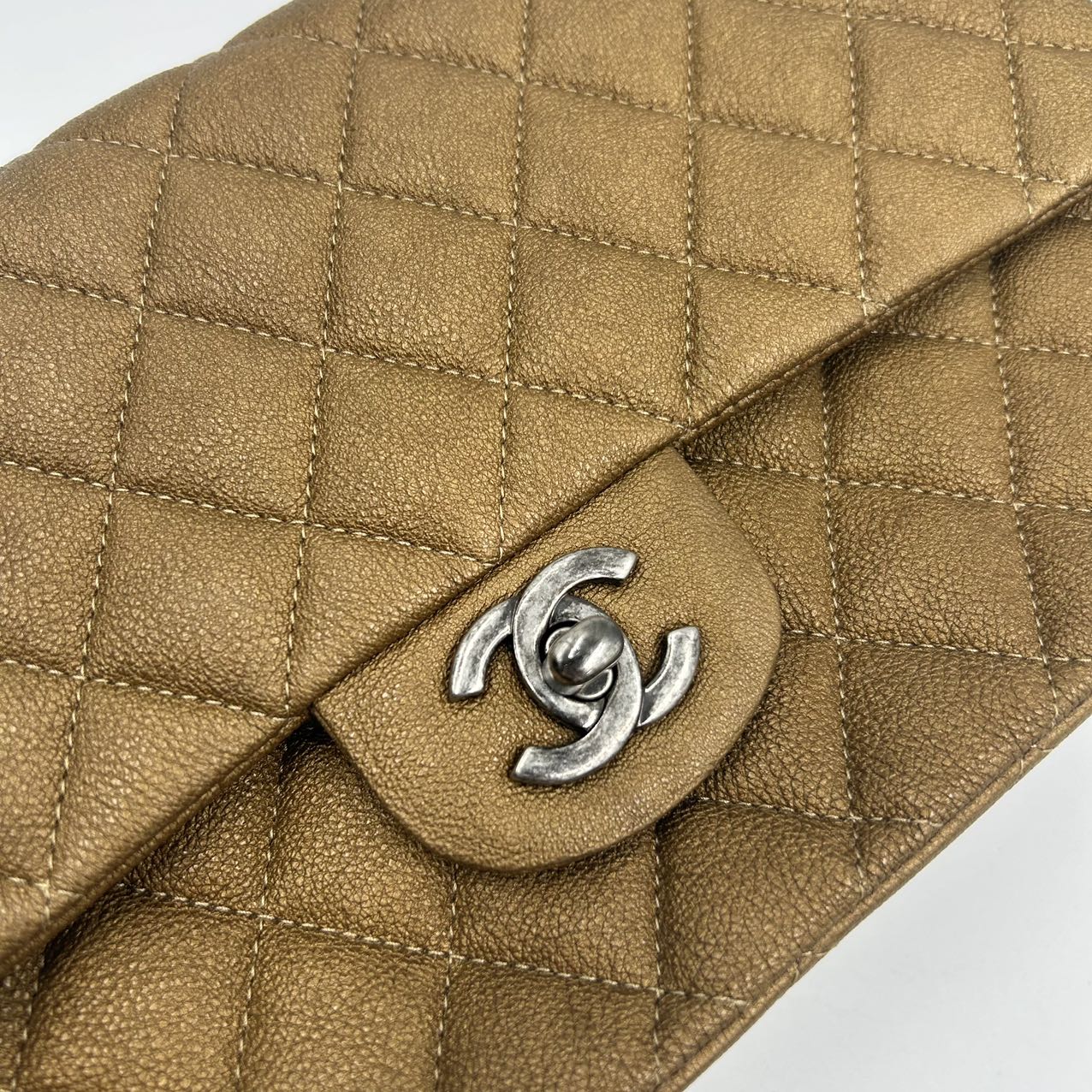 CHANEL<br> Matelassé Handtasche Beige