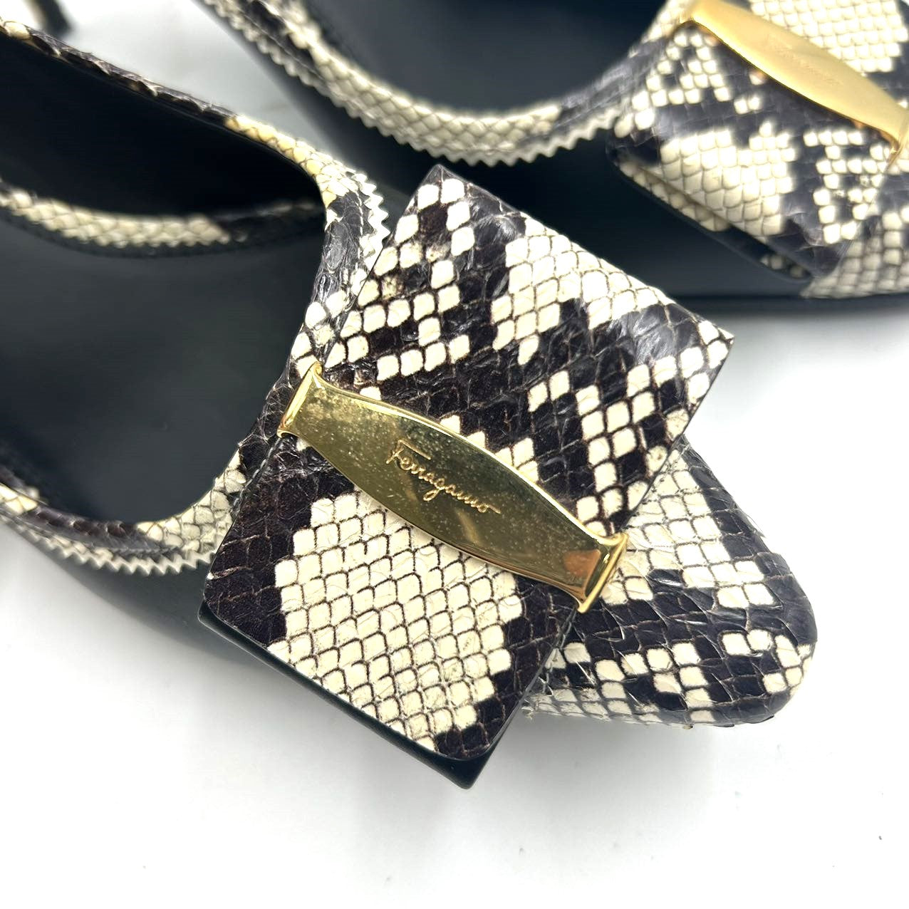 FERRAGAMO<br> Ballerinas mit Python-Nieten