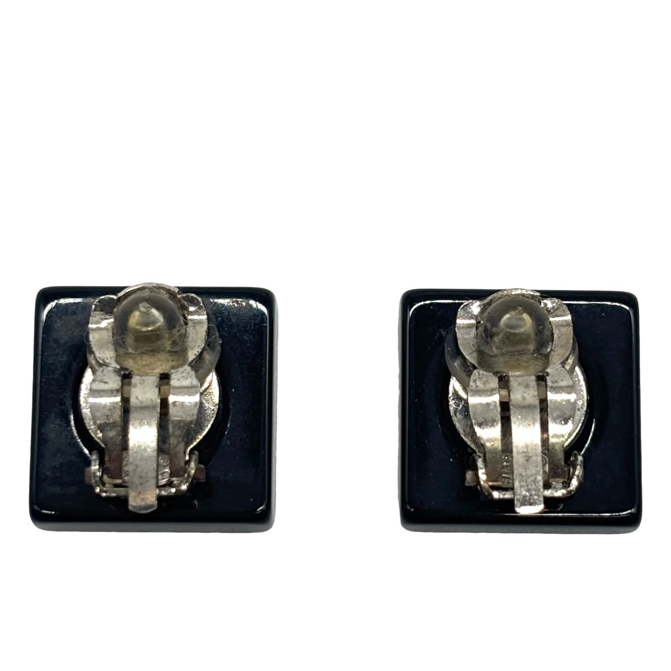 CHANEL<br> Des boucles d'oreilles