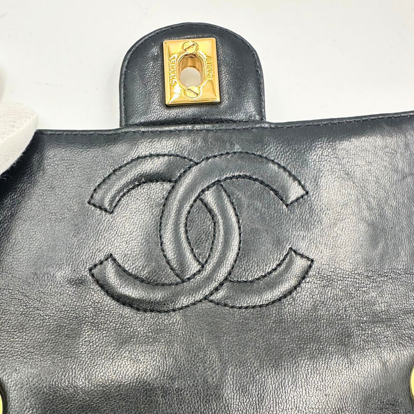 CHANEL<br> Matelassé Mini-Schultertasche mit Kette