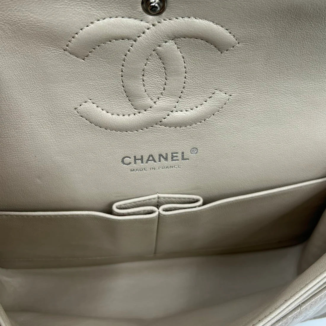 CHANEL<br> Matelassé-Kaviartasche Beige