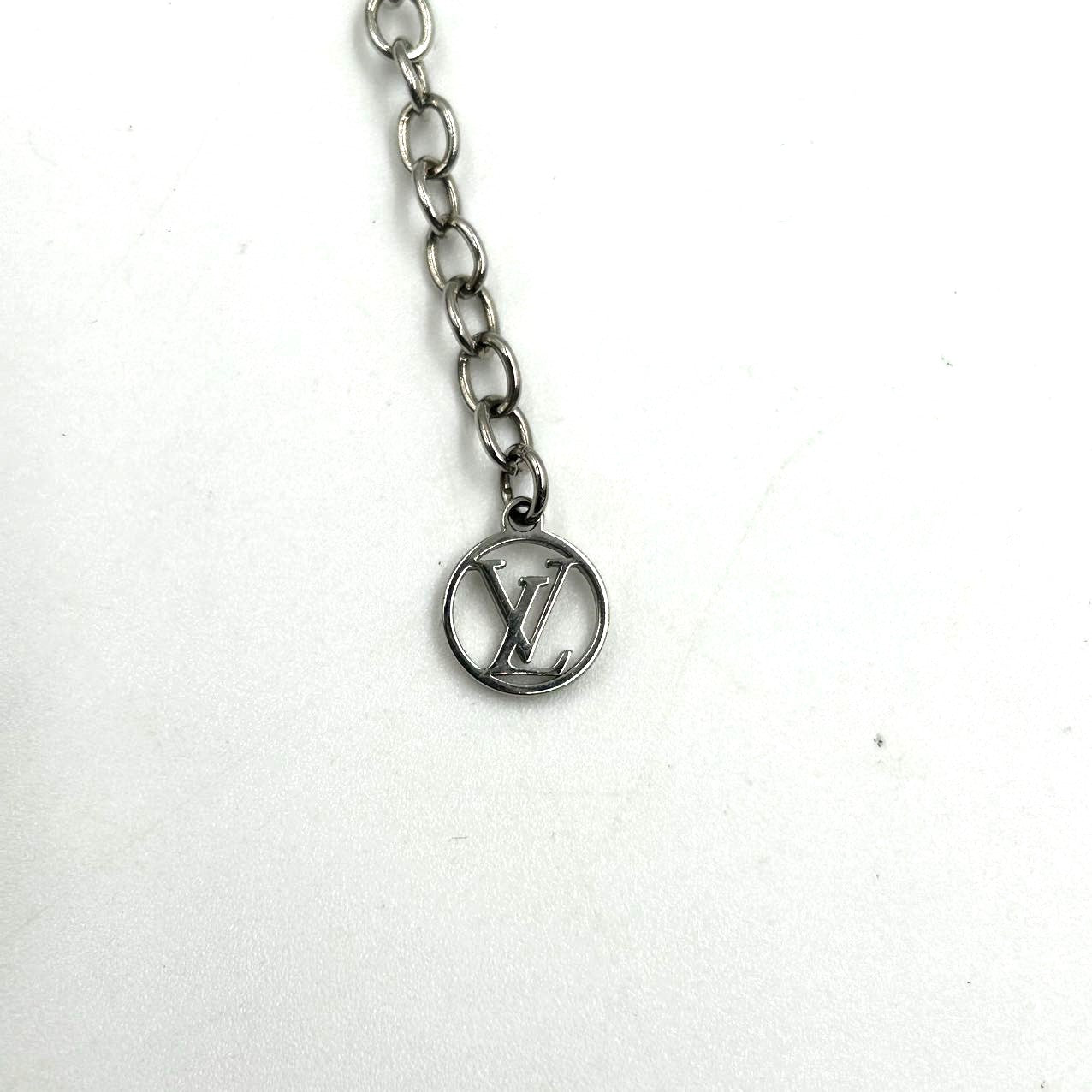 LOUIS VUITTON <br>Essential V Necklace