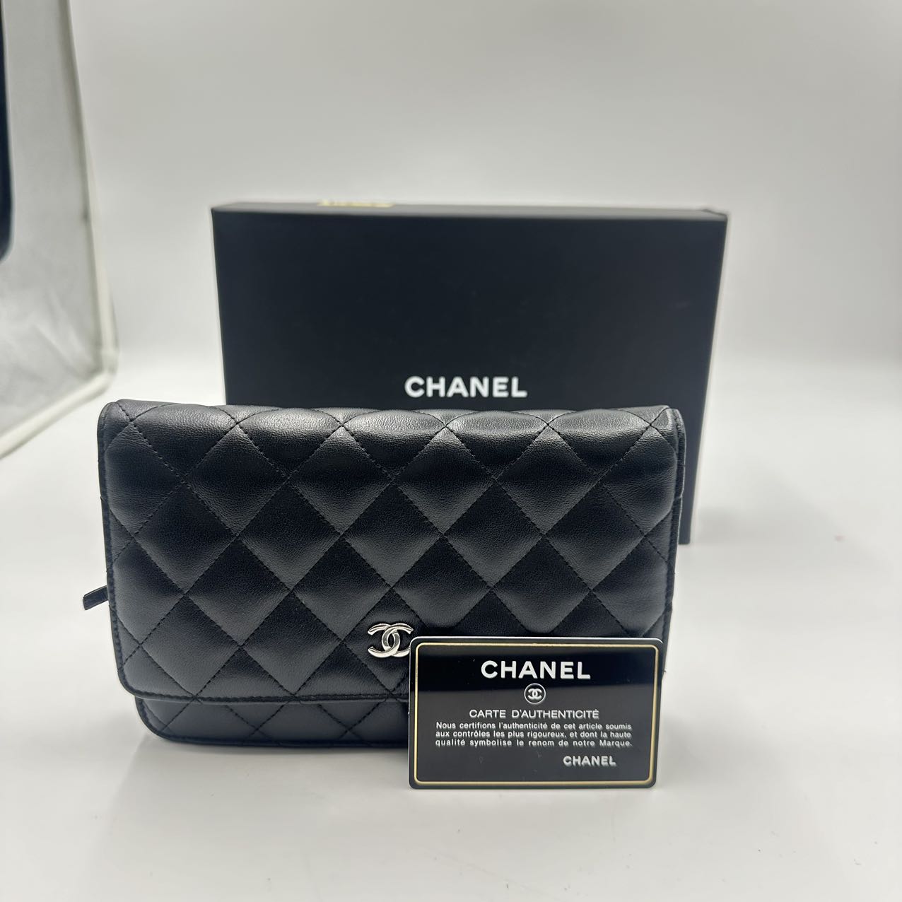 CHANEL<br> Matelassé-Geldbörse mit Kette 18