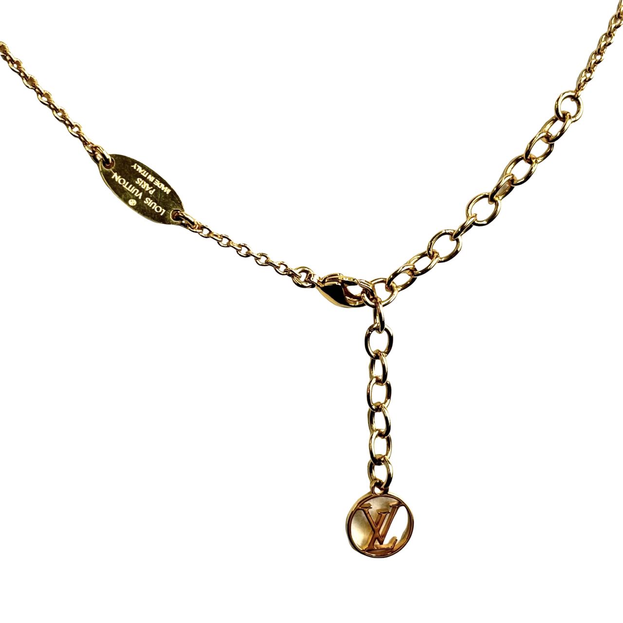 LOUIS VUITTON <br> Essential V Necklace