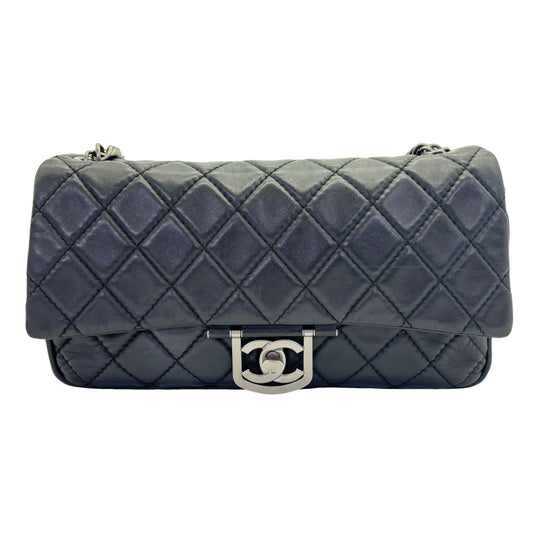 CHANEL<br> Schultertasche aus Matelassé-Lammleder mit Kette