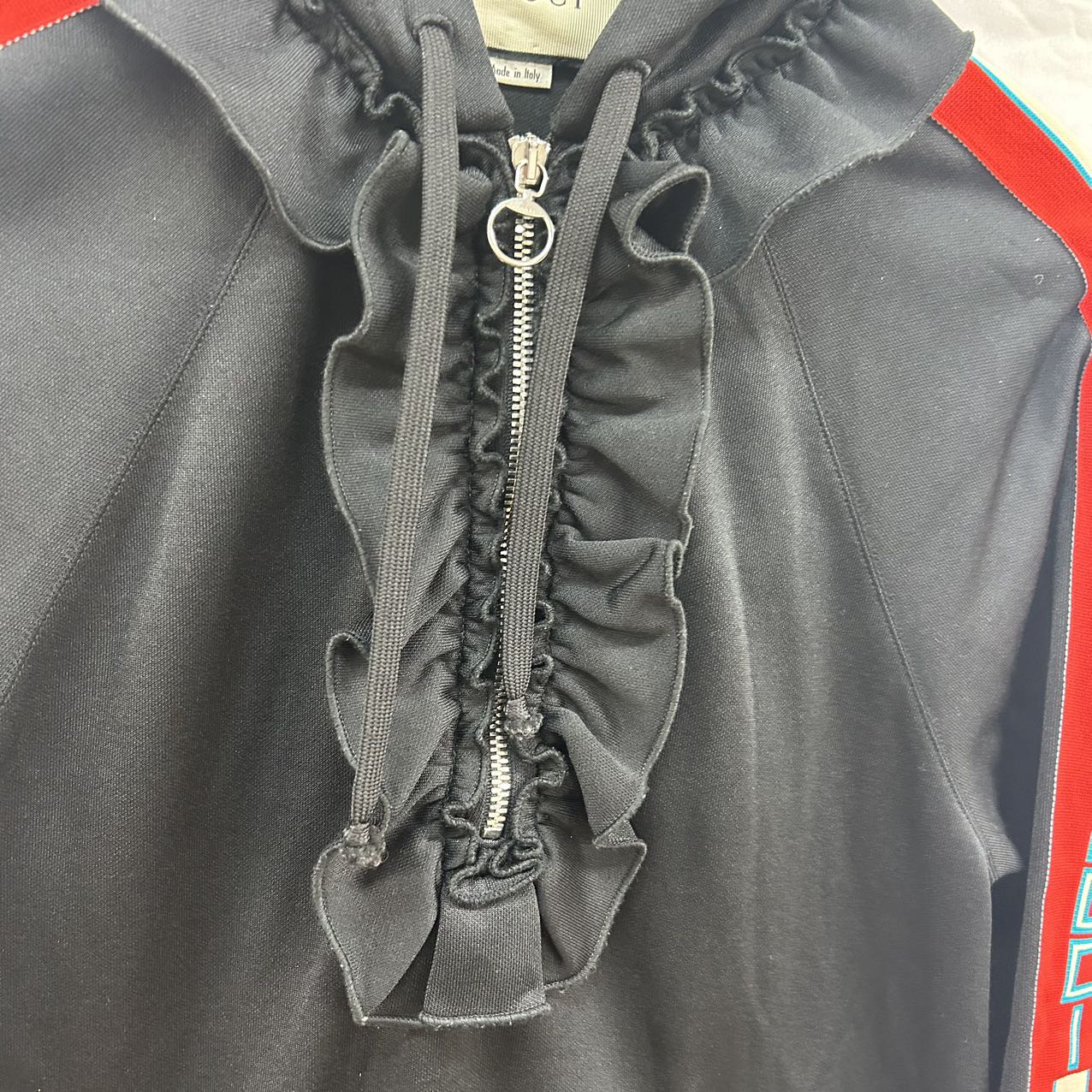 GUCCI<br> Einteiliger Hoodie aus Jersey mit Rüschen