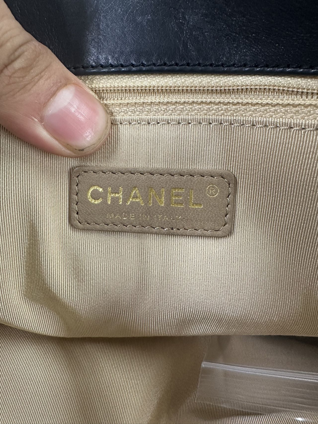 CHANEL<br> Schultertasche aus Lammleder mit Kette