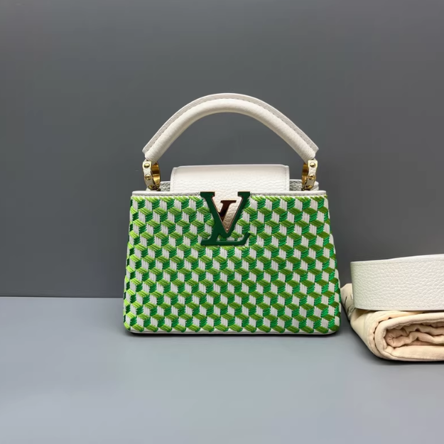 LOUIS VUITTON<br>Shoulder bag