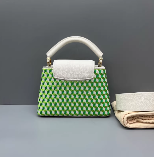 LOUIS VUITTON<br>Shoulder bag