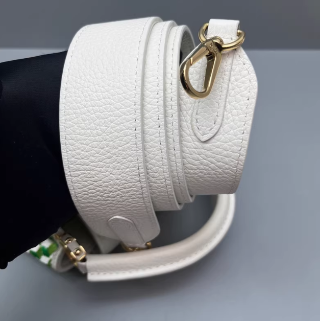 LOUIS VUITTON<br>Shoulder bag