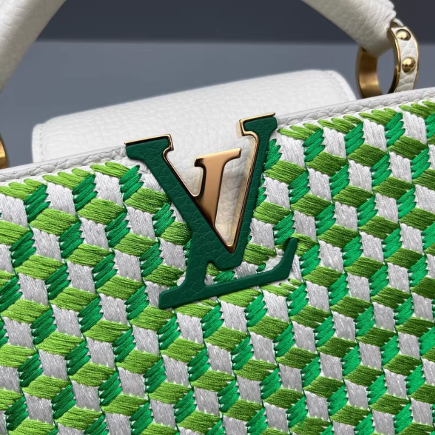 LOUIS VUITTON<br>Shoulder bag